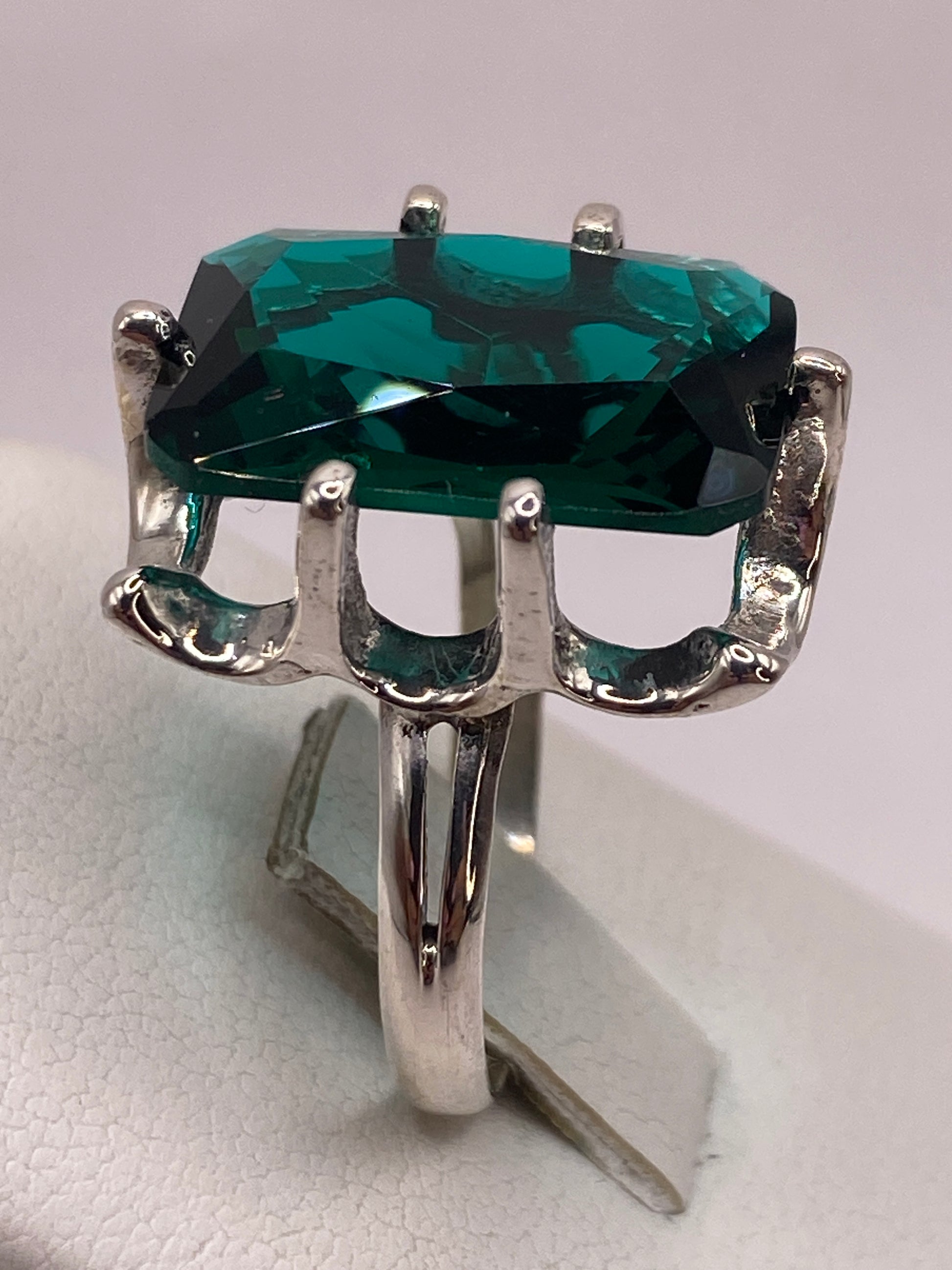 Detalle lateral del anillo mostrando banda y engaste elaborado a mano