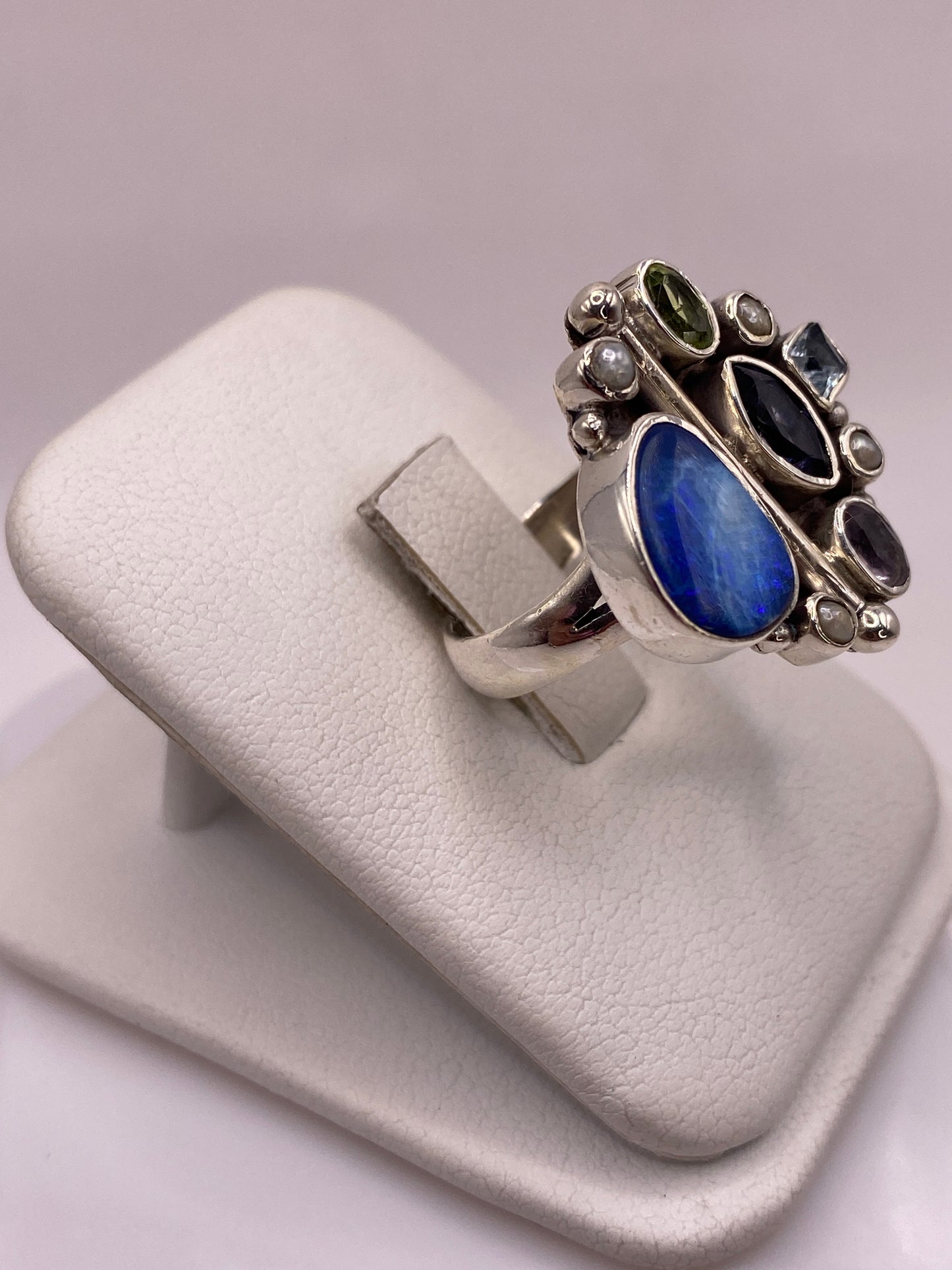 Vista lateral del anillo coctel mostrando profundidad de las piedras multicolor en plata .925