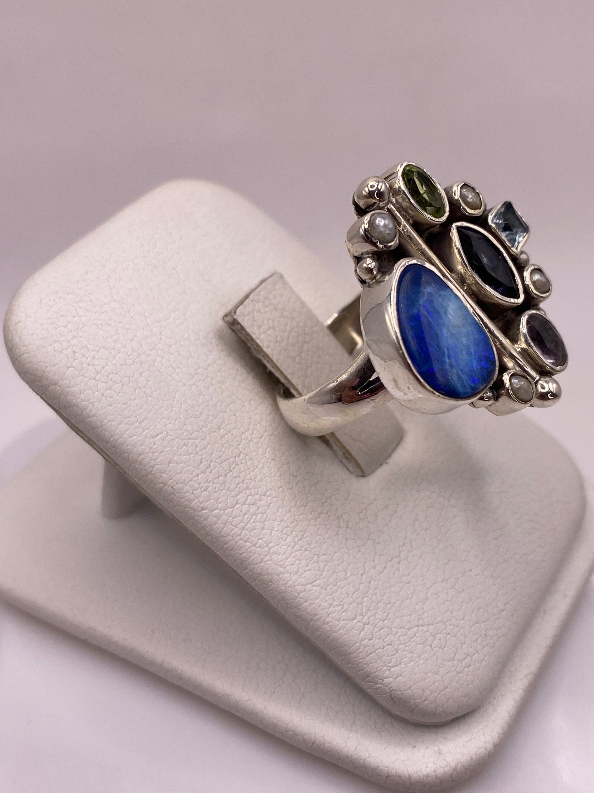 Vista lateral del anillo coctel mostrando profundidad de las piedras multicolor en plata .925