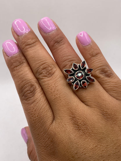 Anillo sobre fondo blanco mostrando sello .925 y diseño floral completo