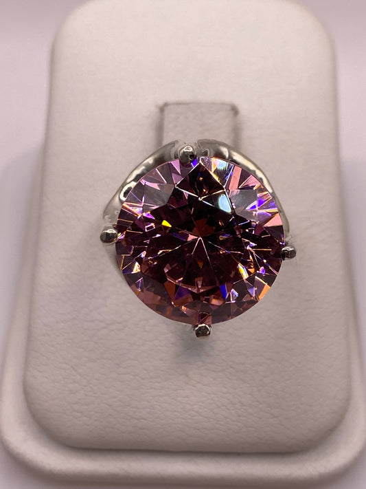 Anillo de plata solitario con circonia rosa talla brillante en estuche blanco