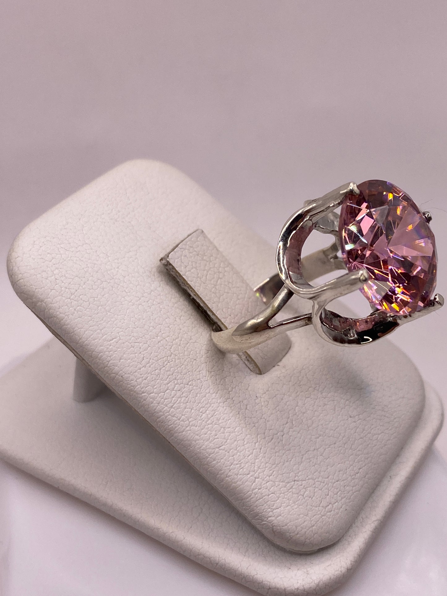 Vista lateral del anillo mostrando el engaste sólido y la talla rosa