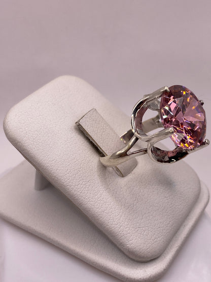 Vista lateral del anillo mostrando el engaste sólido y la talla rosa