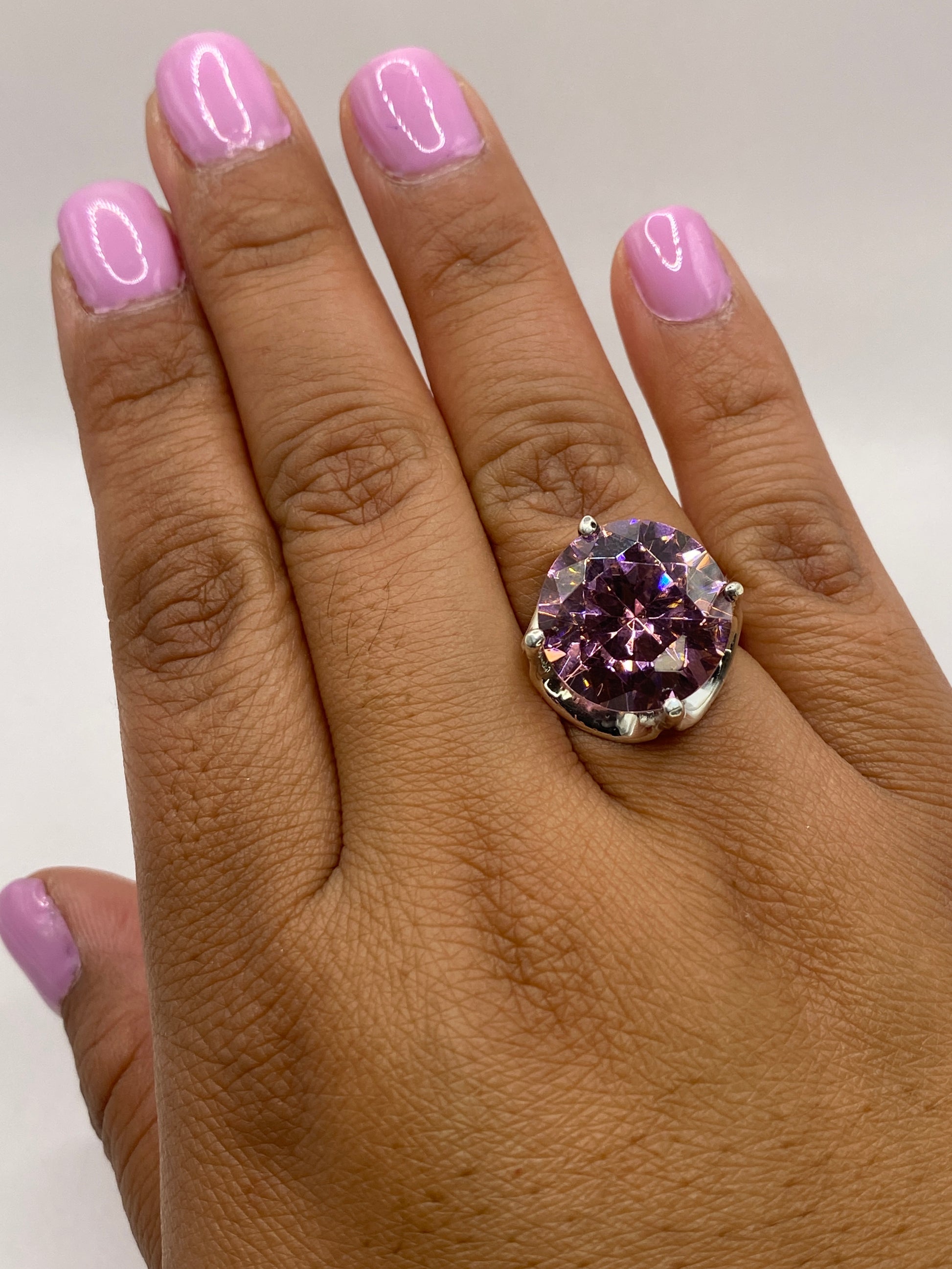 Anillo en la mano mostrando el sello .925 MEXICO
