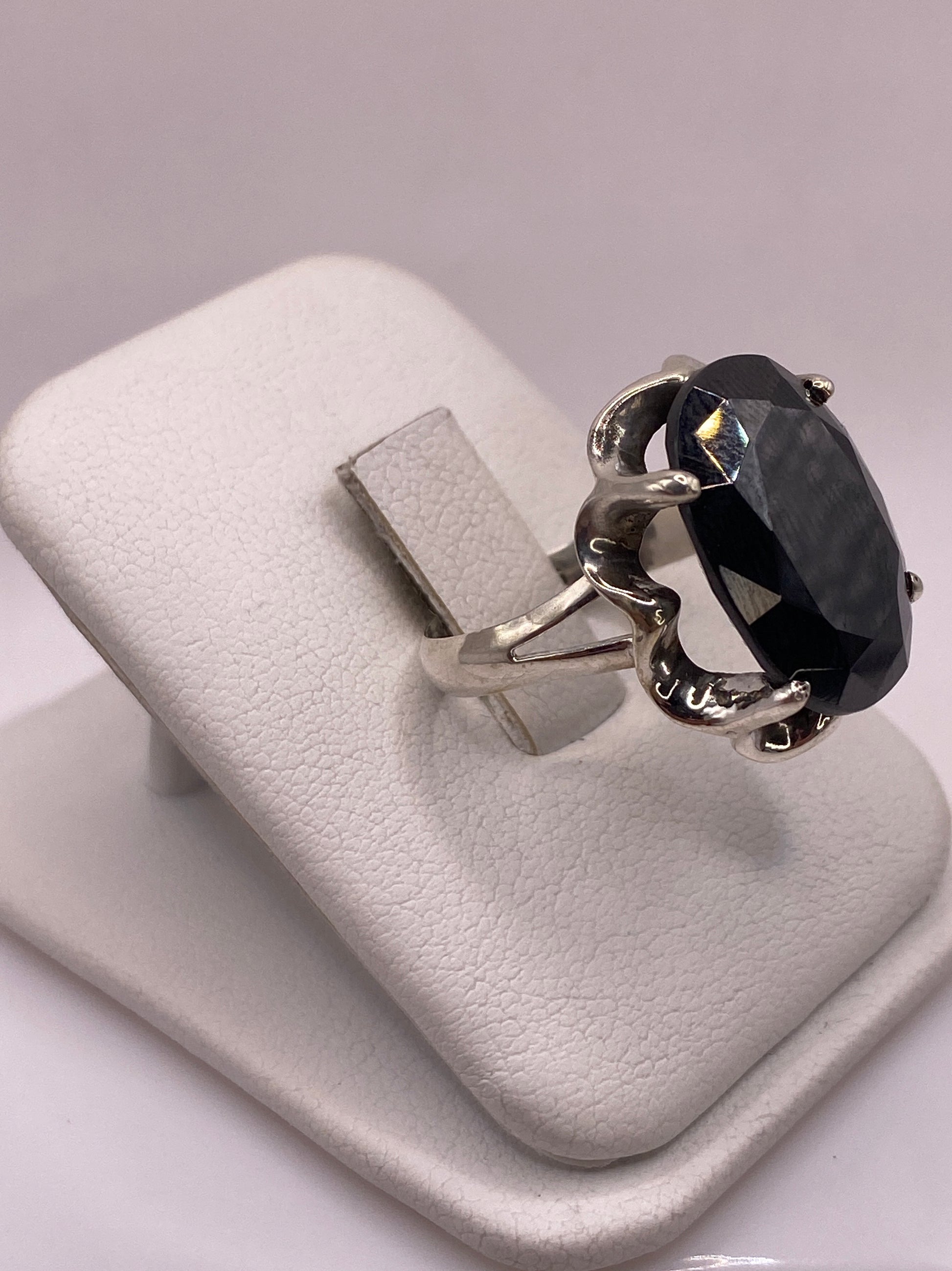 Lateral del anillo de plata con circonia negra, mostrando la banda y el engaste