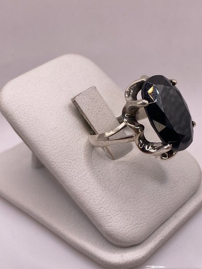 Lateral del anillo de plata con circonia negra, mostrando la banda y el engaste