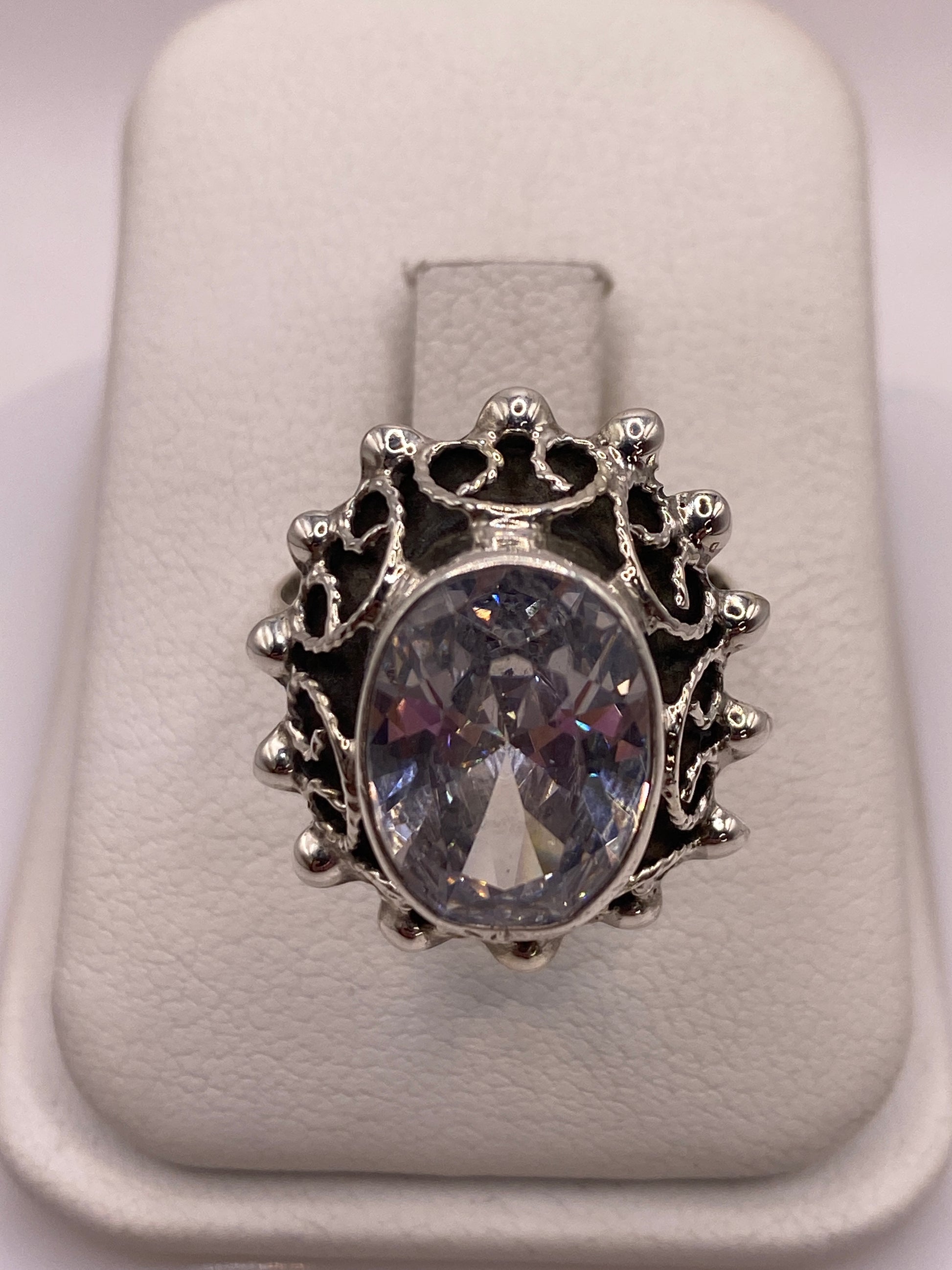Anillo de plata coctel vintage con circonia blanca brillante en caja de presentación