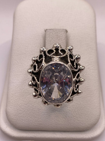 Anillo de plata coctel vintage con circonia blanca brillante en caja de presentación