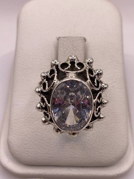 Anillo de plata coctel vintage con circonia blanca brillante en caja de presentación
