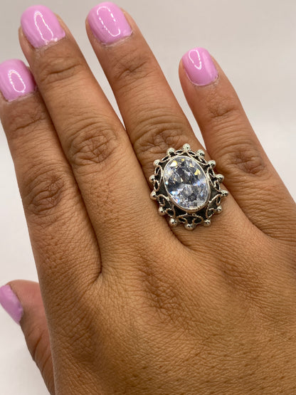 Anillo vintage en dedo con luz natural, brillo comparable a diamante