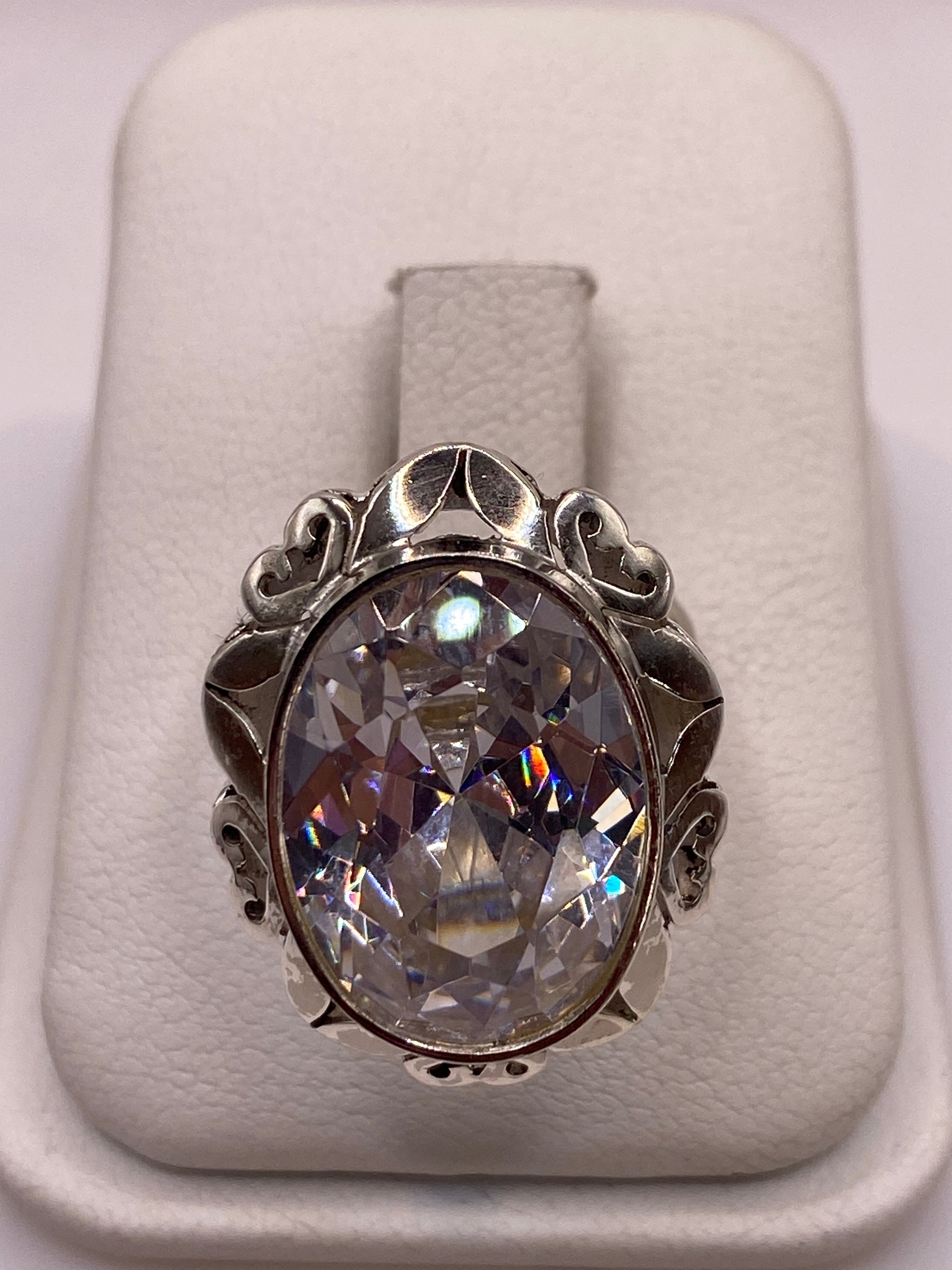 Anillo ajustable de plata con circonia blanca en caja de presentación blanca