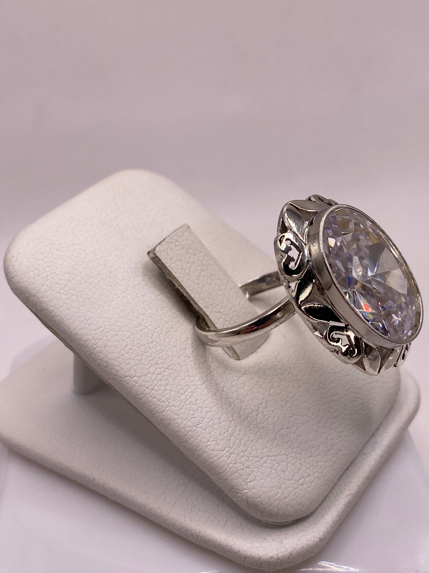 Vista frontal del anillo solitario vintage en plata .925 con piedra facetada
