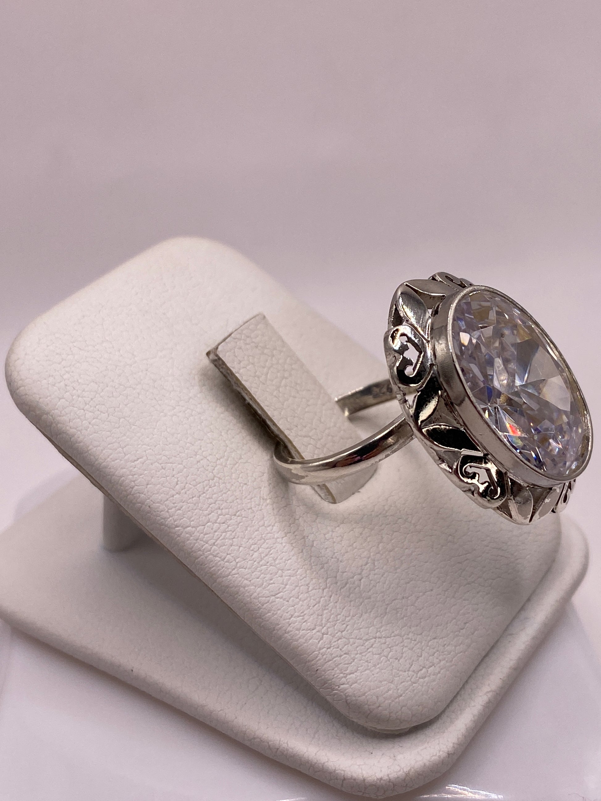 Vista frontal del anillo solitario vintage en plata .925 con piedra facetada