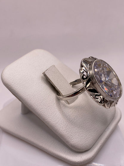Vista frontal del anillo solitario vintage en plata .925 con piedra facetada