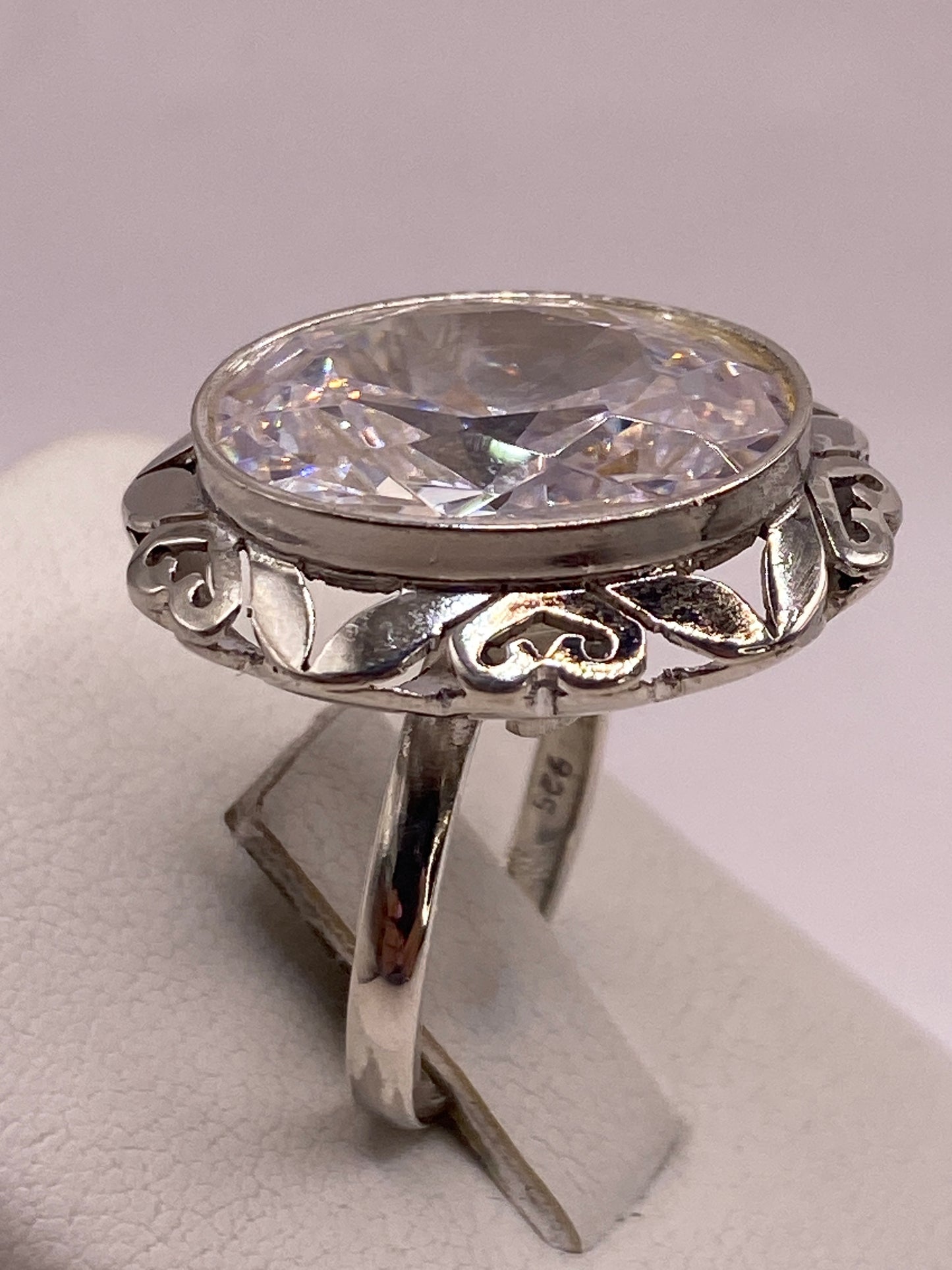 Detalle de los ornamentos de plata fundida a los lados de la circonia