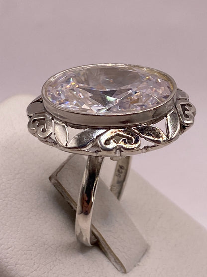 Detalle de los ornamentos de plata fundida a los lados de la circonia