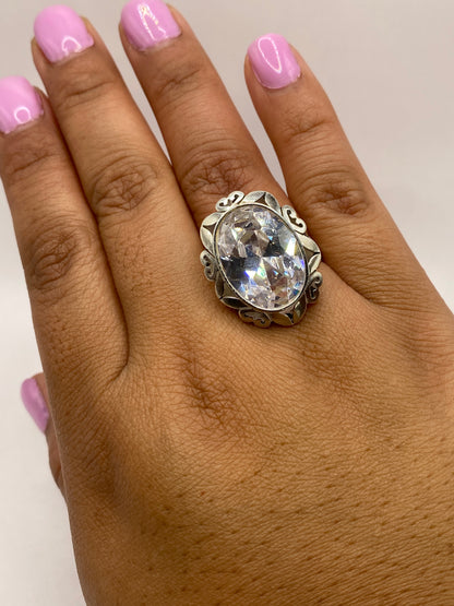Anillo en dedo mostrando el brillo y fuego de la circonia blanca