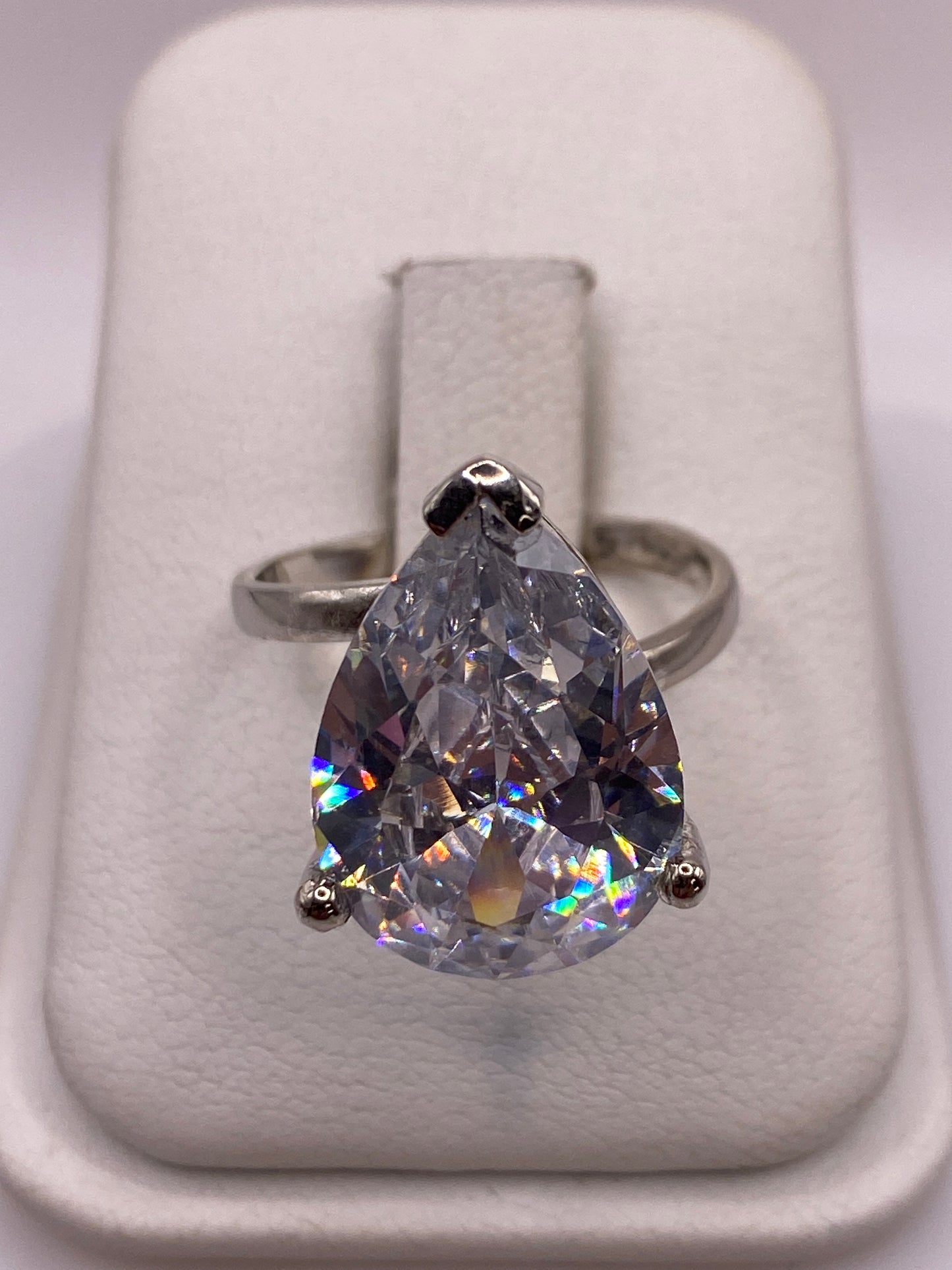 Anillo de plata solitario con circonia blanca brillante en estuche de presentación
