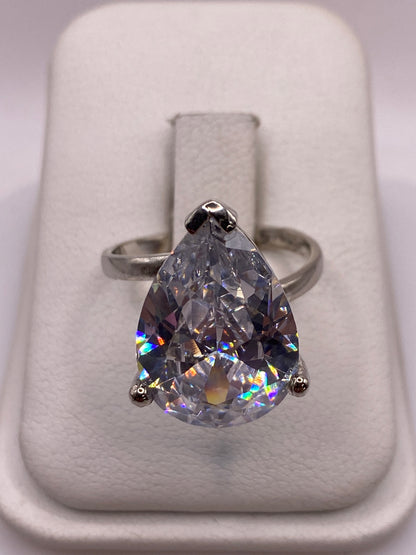 Anillo de plata solitario con circonia blanca brillante en estuche de presentación