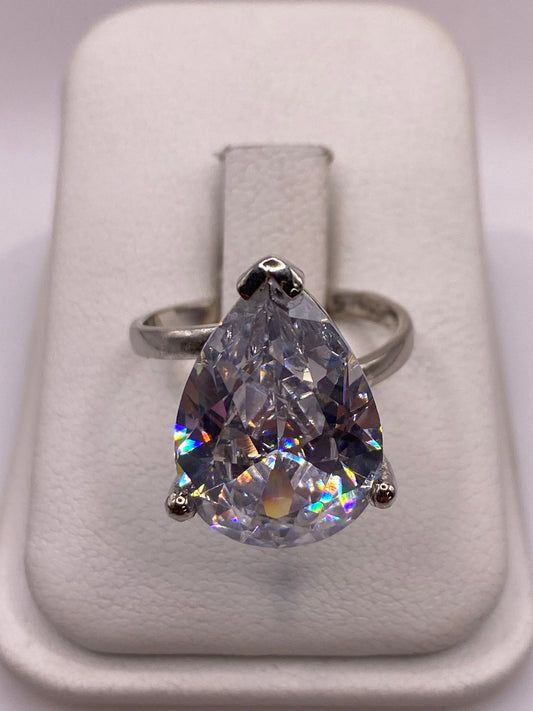 Anillo de plata solitario con circonia blanca brillante en estuche de presentación