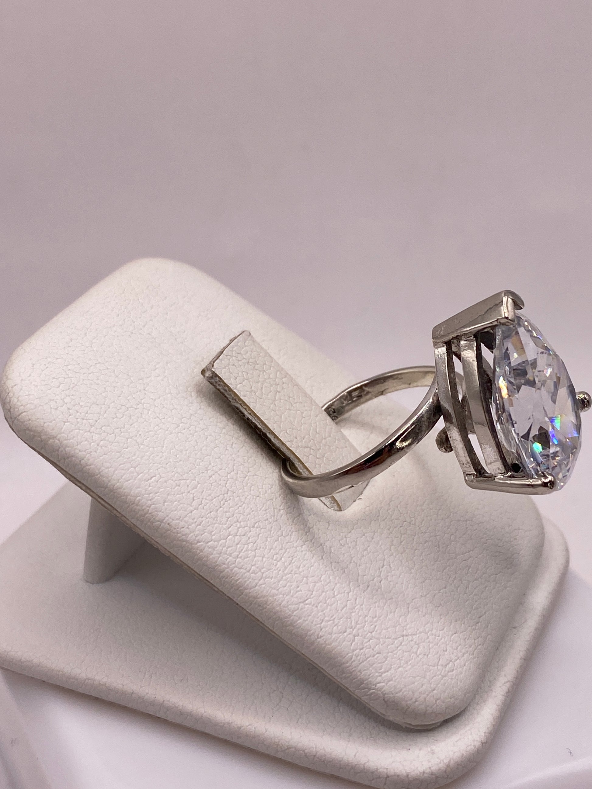 Vista lateral del anillo ajustable de plata .925 mostrando el engaste a mano