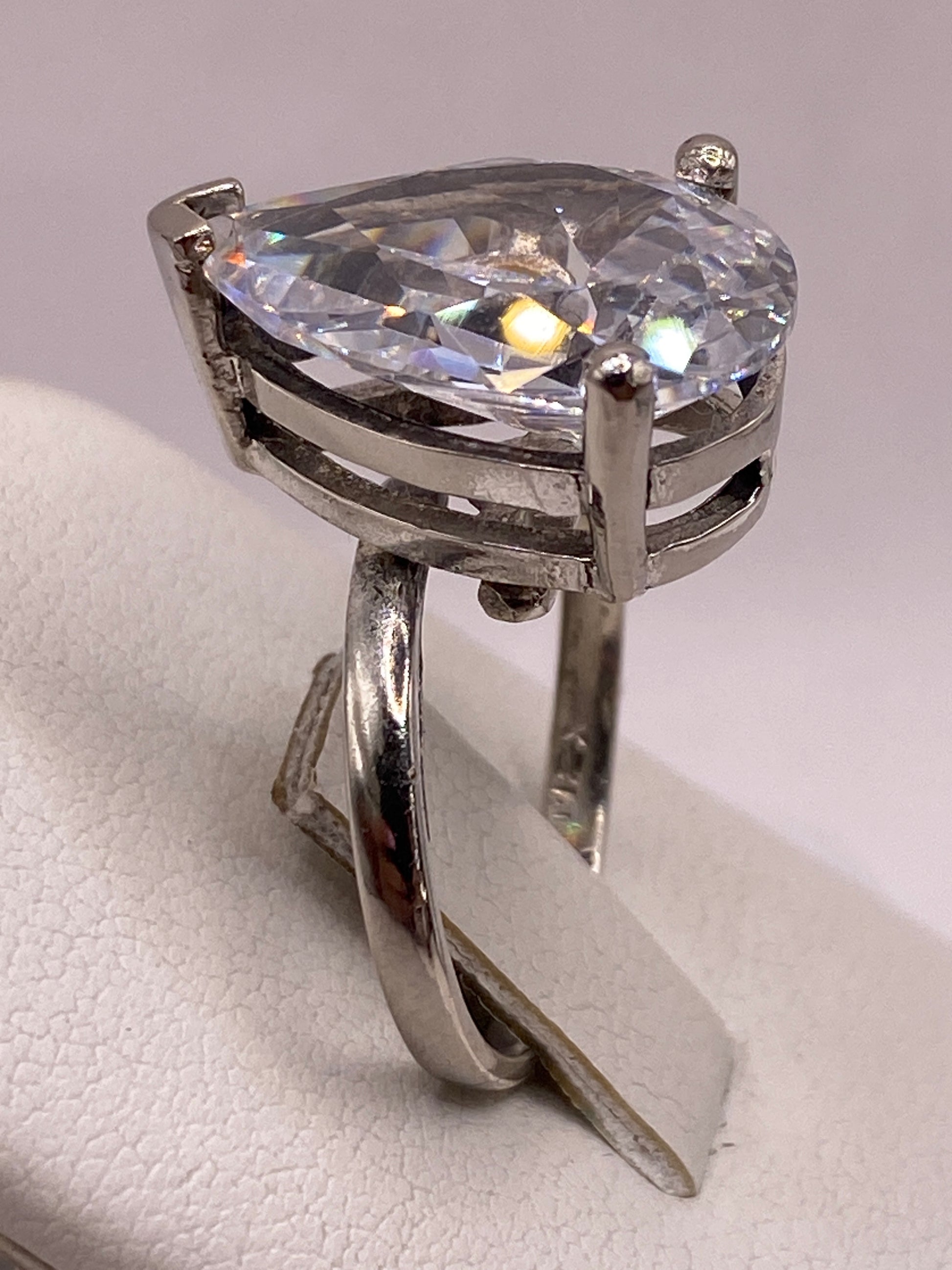 Detalle de la circonia blanca cortada reflejando luz tipo diamante