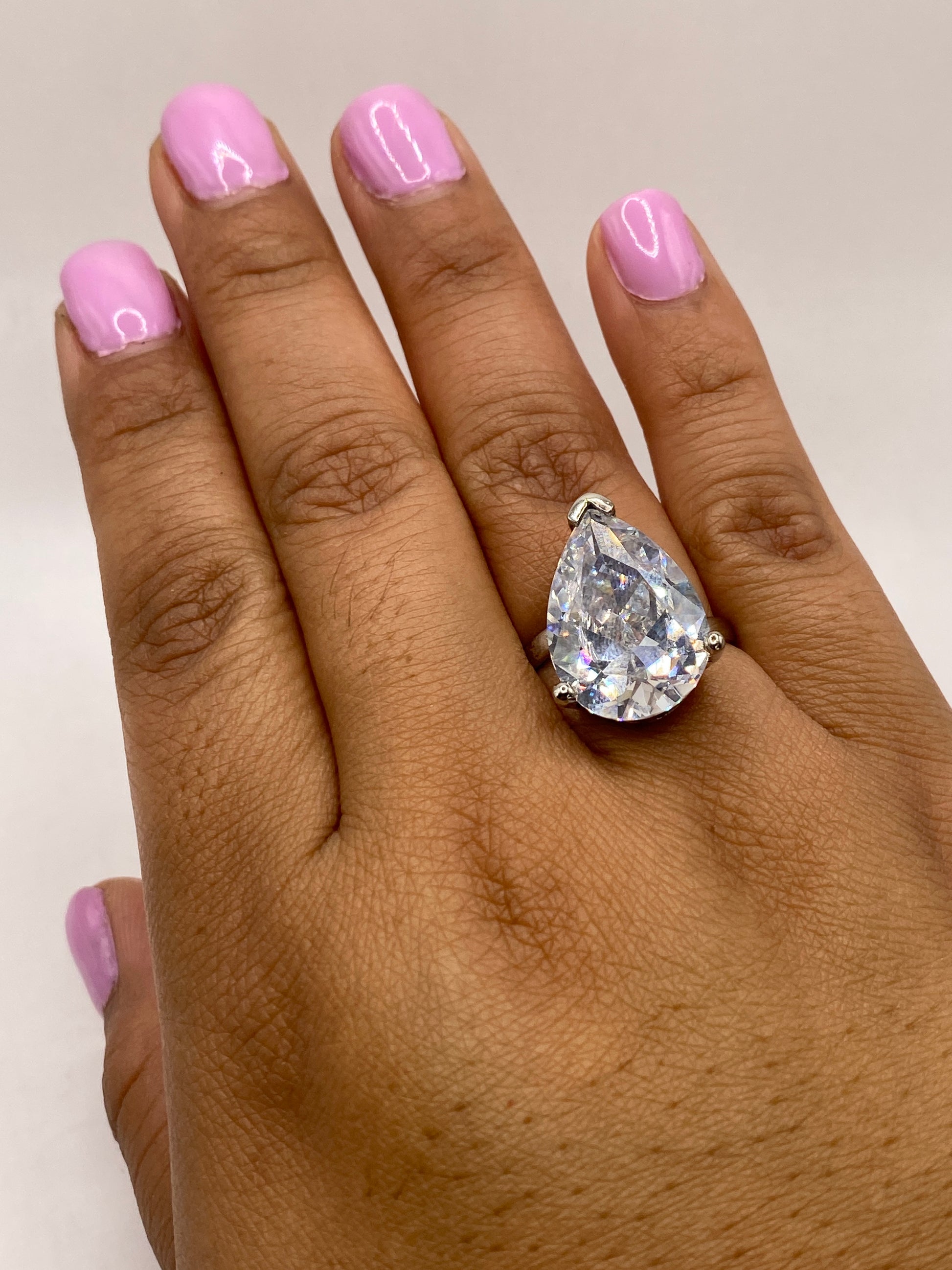 Anillo puesto en dedo con circonia blanca resplandeciente