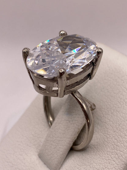 Anillo ajustable con circonia en mano femenina mostrando elegancia minimalista