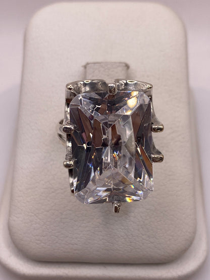 Anillo solitario de plata .925 con circonia rectangular cristalina en estuche blanco