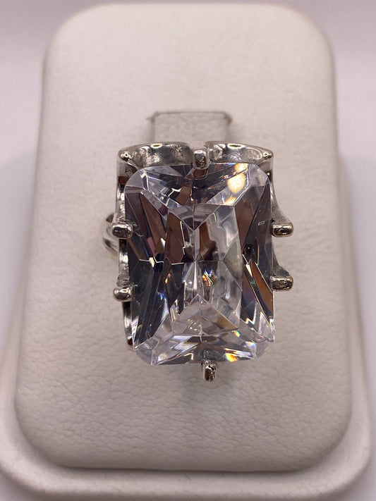 Anillo solitario de plata .925 con circonia rectangular cristalina en estuche blanco