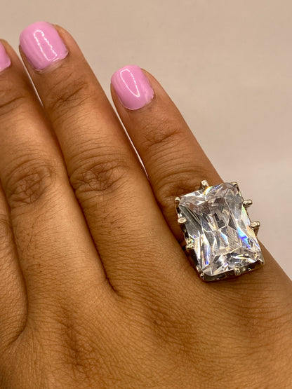 Anillo solitario en mano mostrando la claridad y fuego de la piedra cristalina