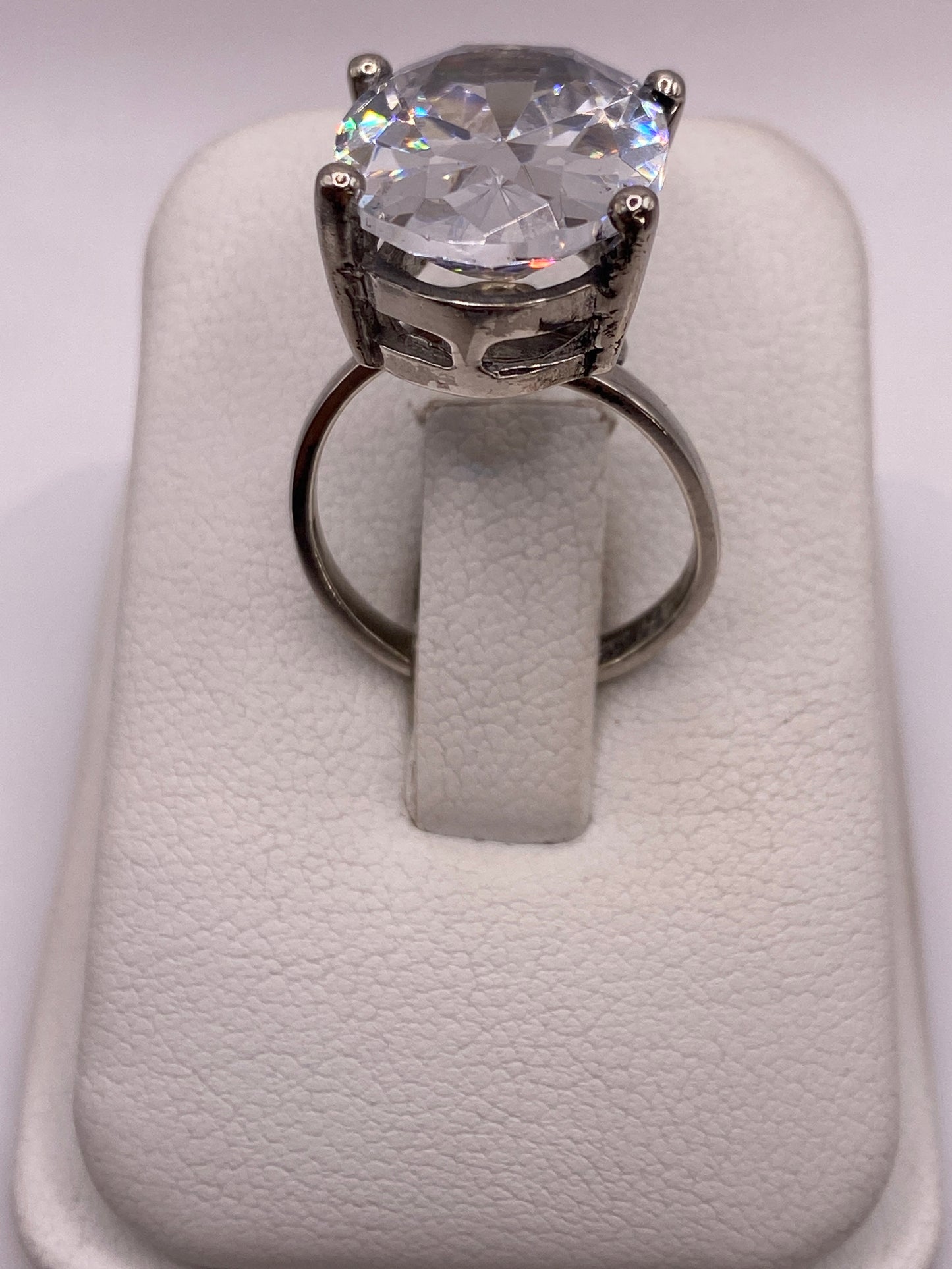 Anillo solitario de plata con circonia blanca brillante, vista frontal en estuche