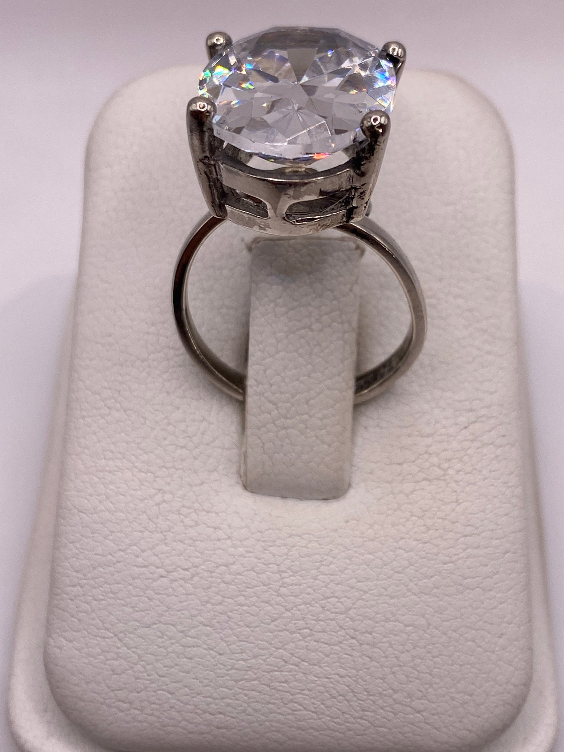 Anillo solitario de plata con circonia blanca brillante, vista frontal en estuche
