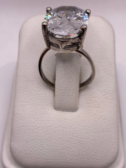 Anillo solitario de plata con circonia blanca brillante, vista frontal en estuche