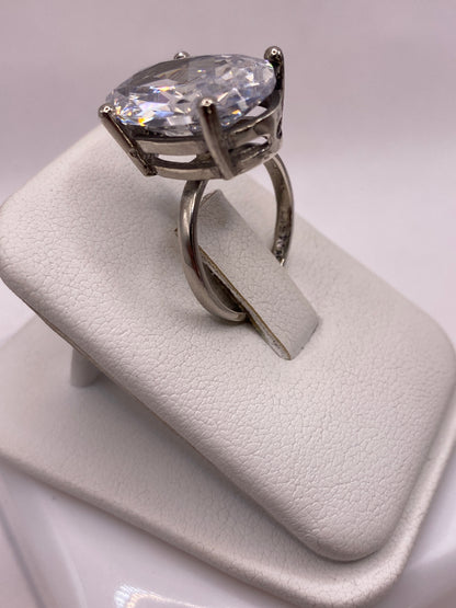 Anillo ajustable con circonia facetada, perfil lateral mostrando el engaste