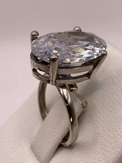 Detalle del engaste a mano de la circonia en plata .925