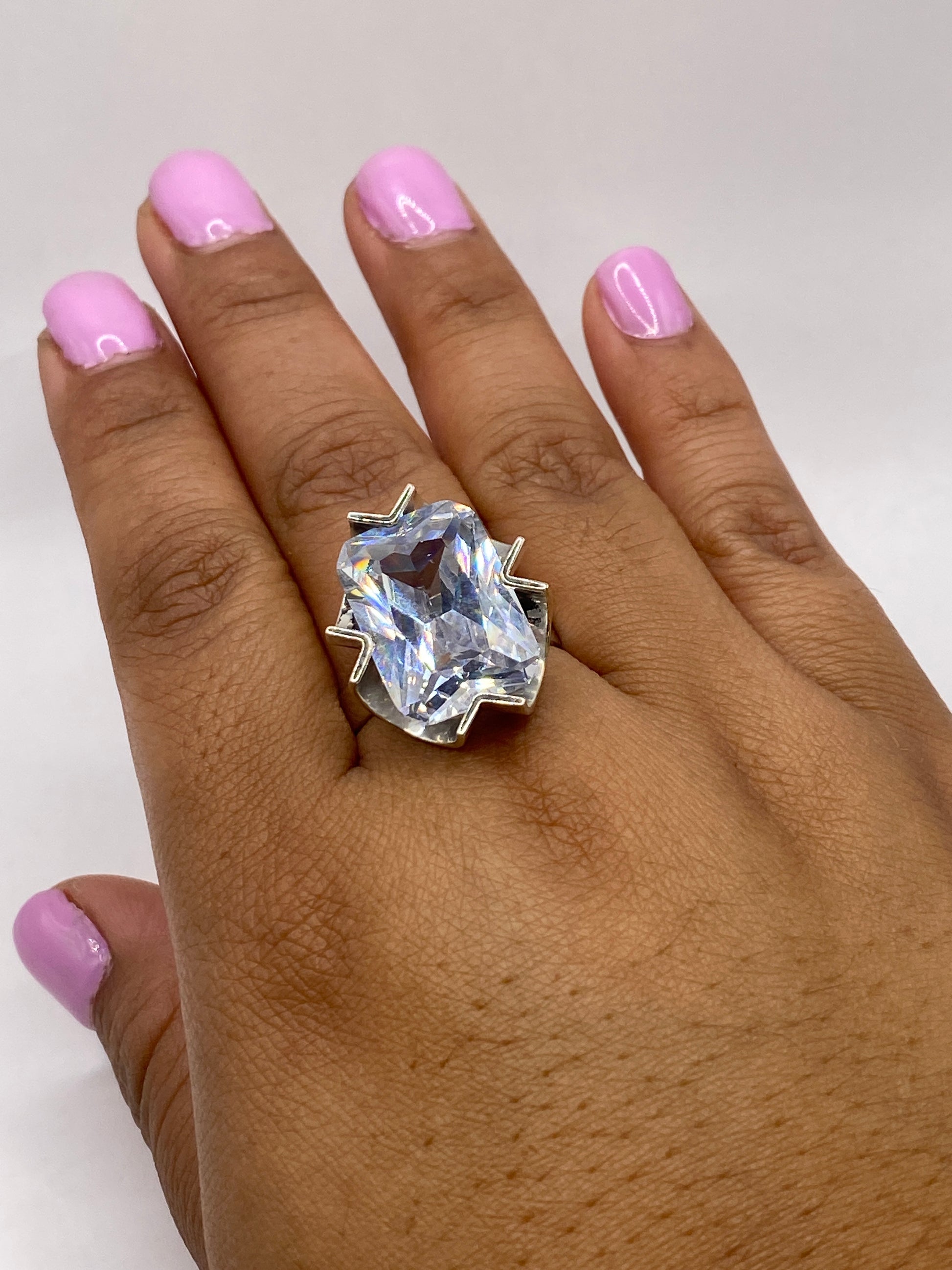 Anillo sobre fondo blanco con sello 925 visible en la banda interior