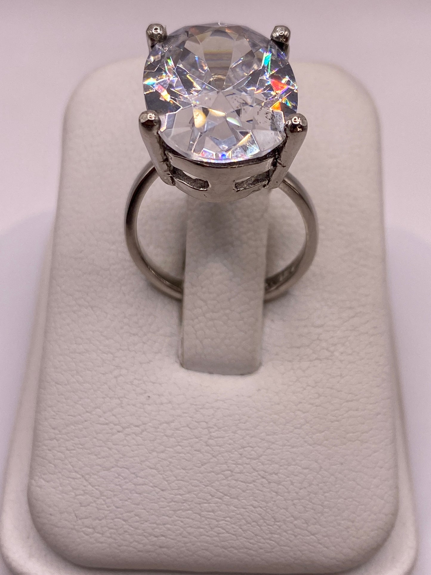 Anillo de plata solitario con circonia cristalina en estuche blanco, vista frontal