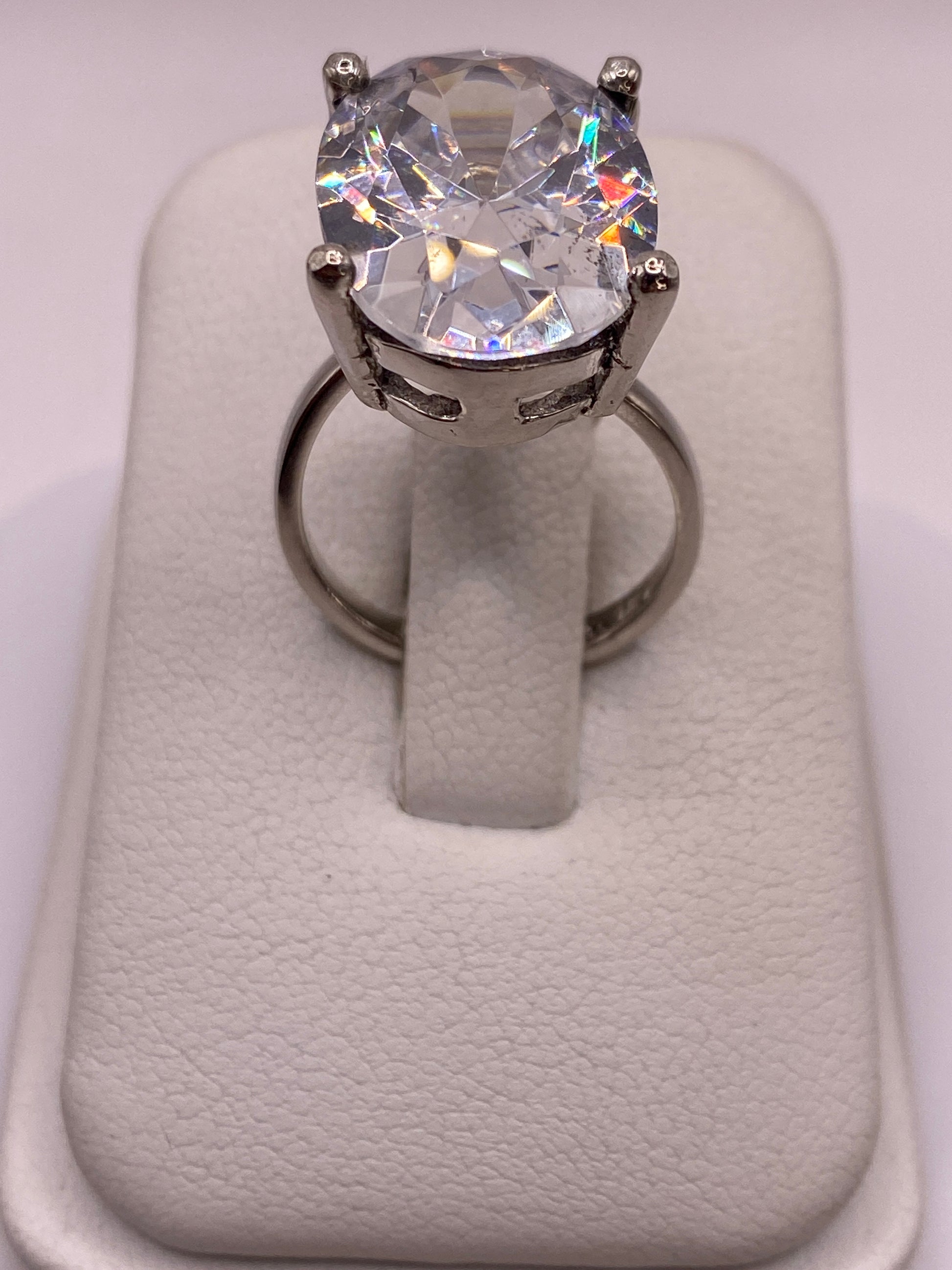 Anillo de plata solitario con circonia cristalina en estuche blanco, vista frontal