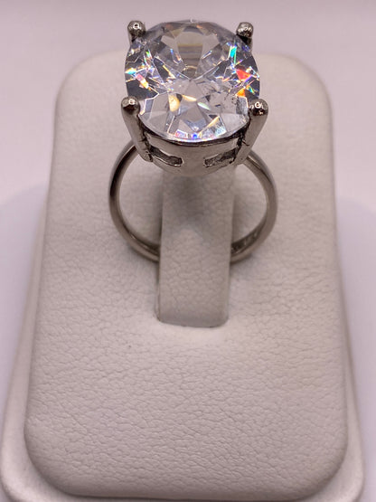 Anillo de plata solitario con circonia cristalina en estuche blanco, vista frontal