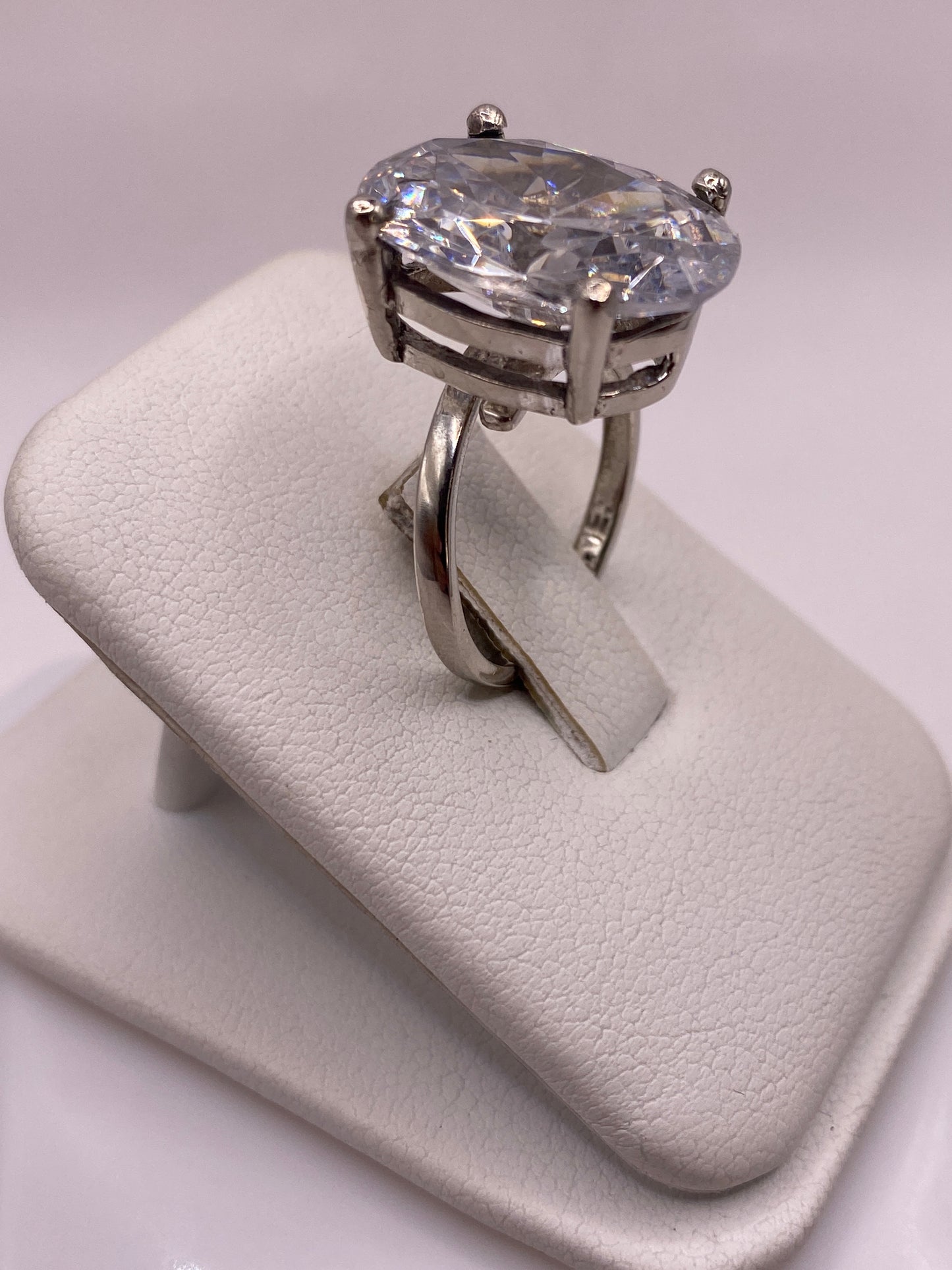 Anillo ajustable de plata .925 con circonia brillante, detalle lateral