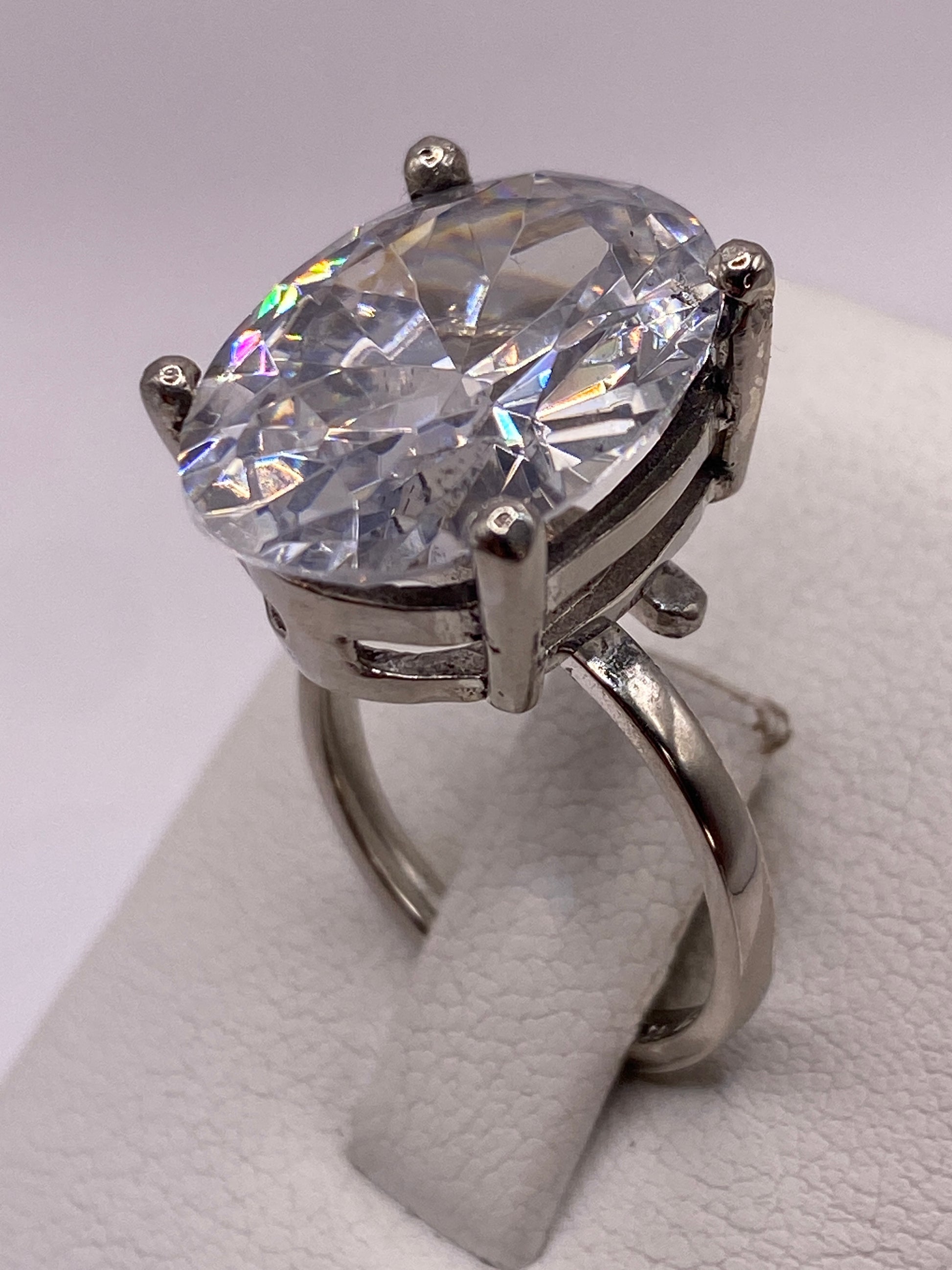 Circonia cristalina cortada en anillo de plata, mostrando fuego y brillo tipo diamante