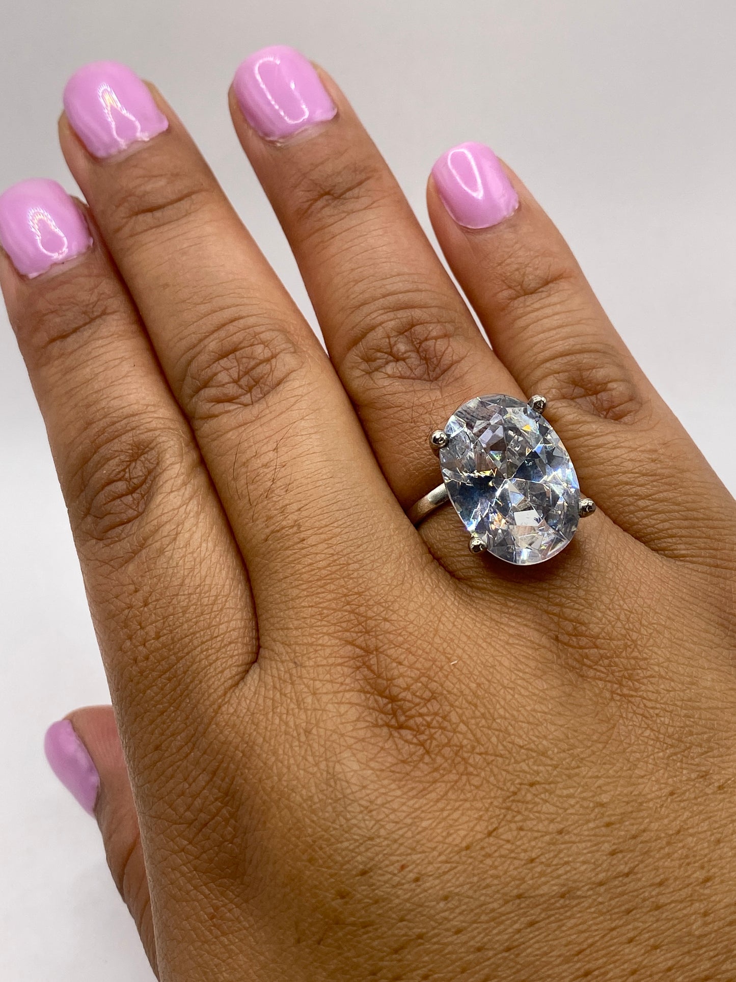 Anillo solitario en plata de Taxco con sello .925, vista de frente sobre fondo blanco