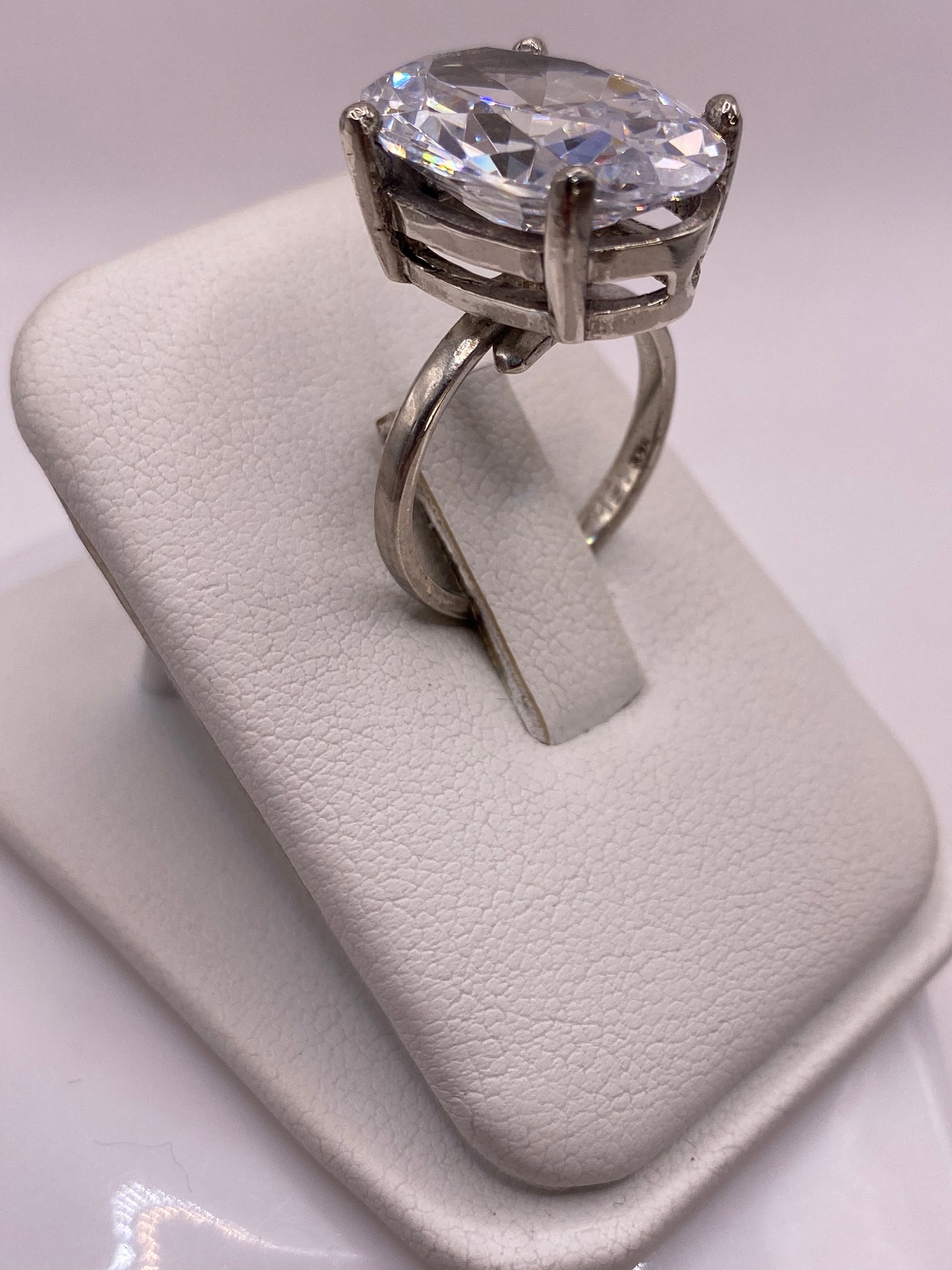 Anillo ajustable de plata .925 con piedra clara facetada, detalle lateral