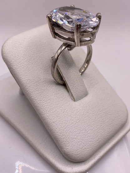 Anillo ajustable de plata .925 con piedra clara facetada, detalle lateral