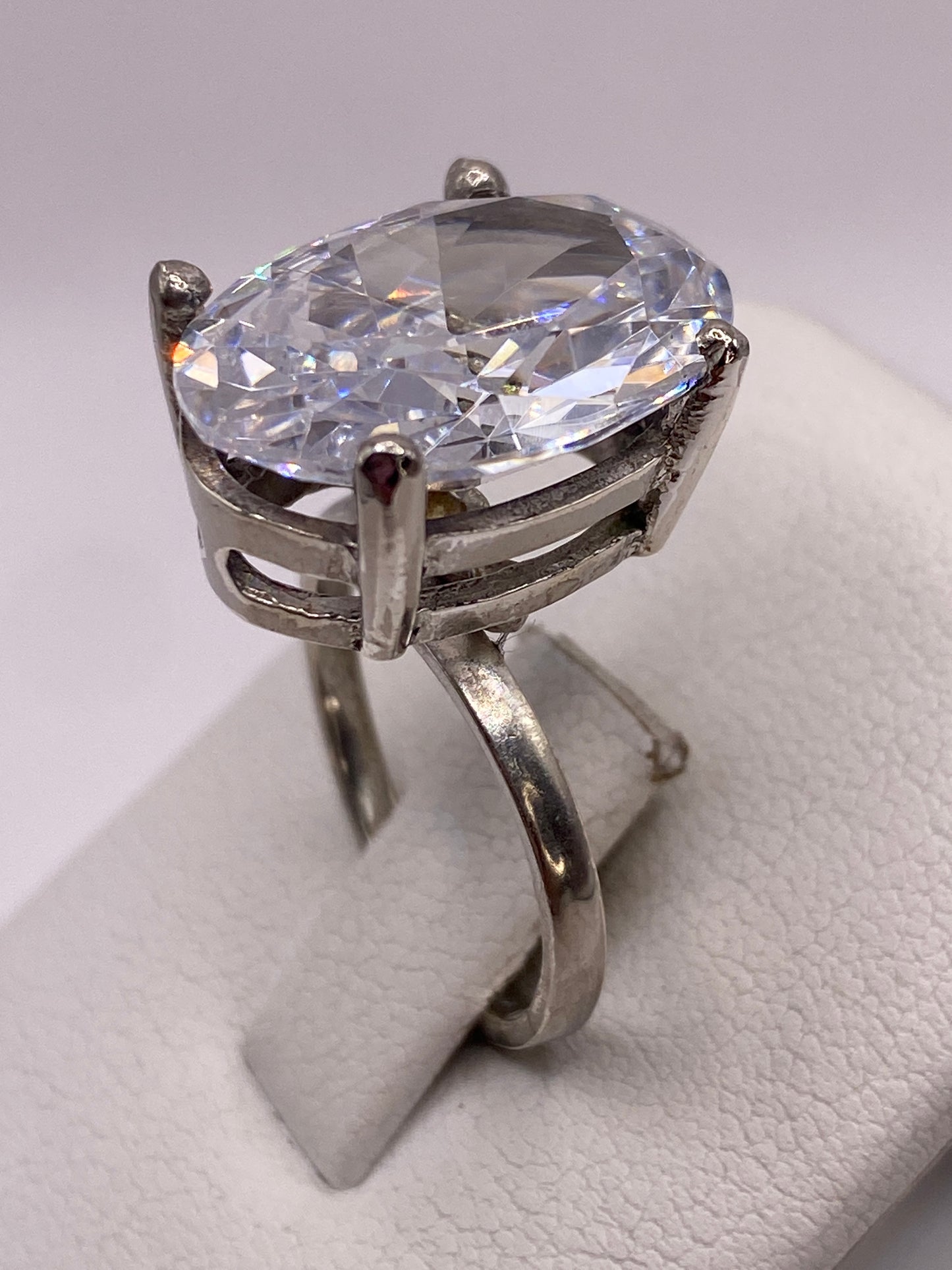 Circonia cristalina en anillo de plata, mostrando brillo y fuego