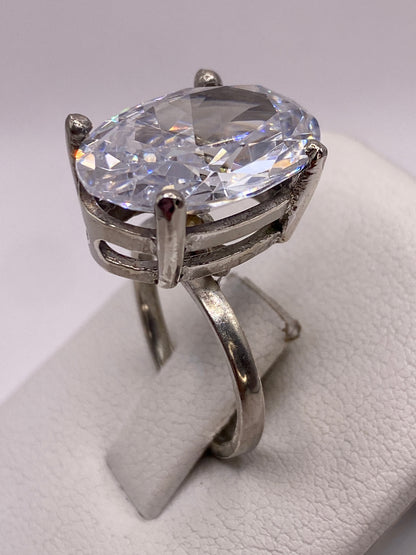 Circonia cristalina en anillo de plata, mostrando brillo y fuego