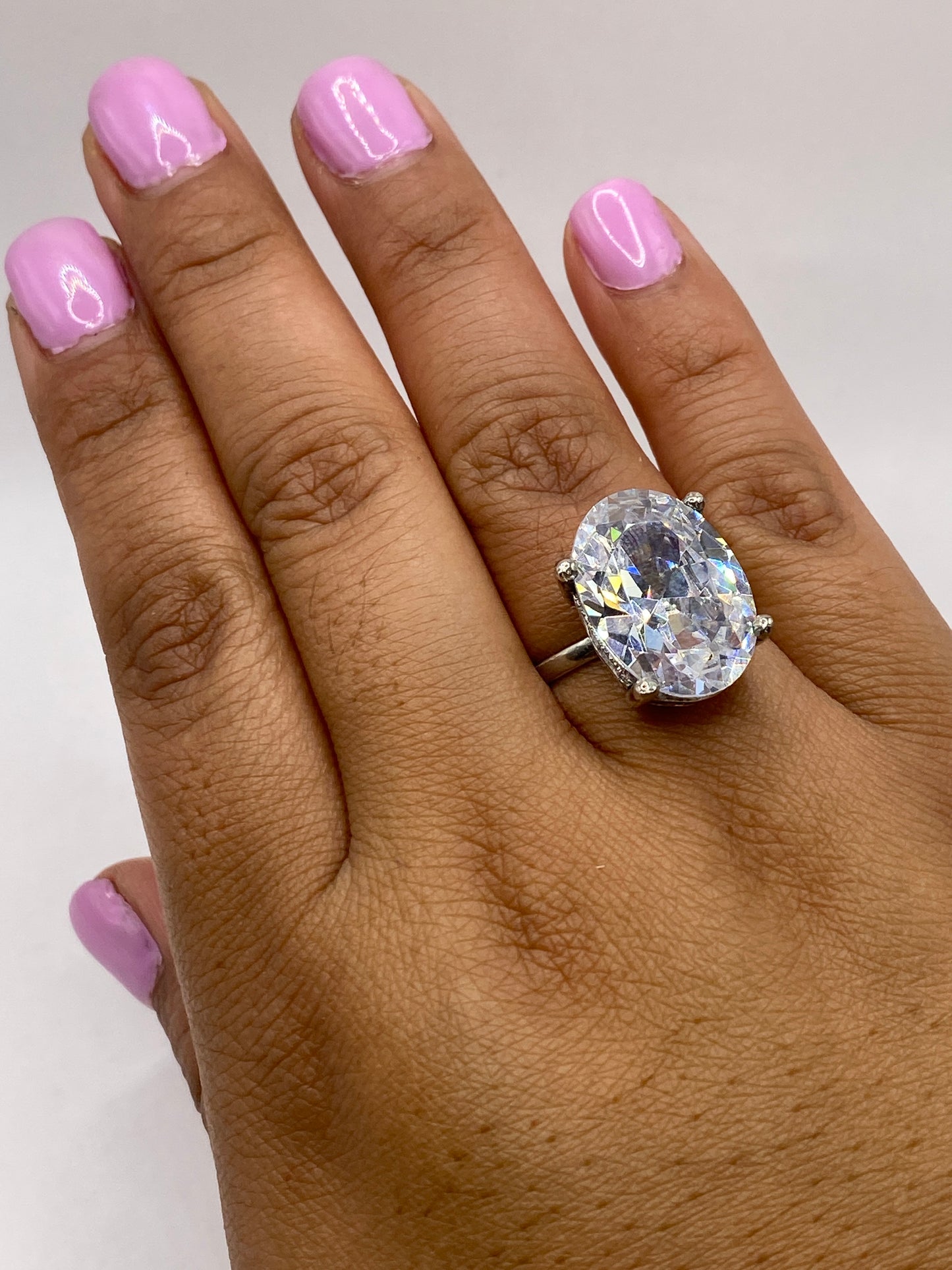 Anillo solitario sobre fondo blanco, vista completa con sello .925