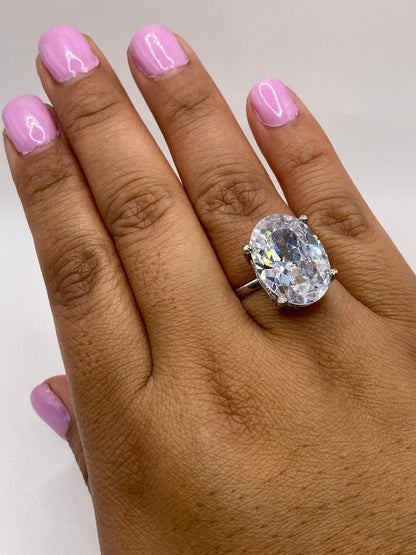 Anillo solitario sobre fondo blanco, vista completa con sello .925