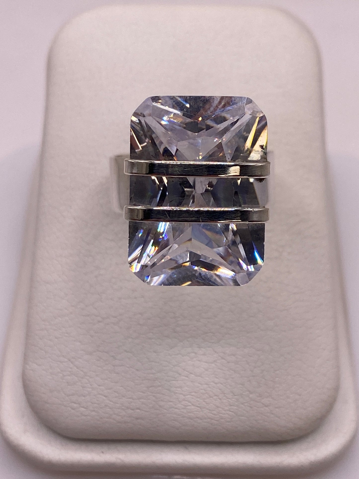 Anillo de plata ajustable con circonia cristalina brillante frente a frente